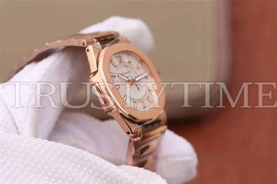 Копия часов Patek Philippe Nautilus Ladies 32mm 7011/1R-001 Арт.PP-0773