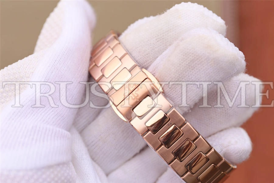 Копия часов Patek Philippe Nautilus Ladies 32mm 7011/1R-001 Арт.PP-0773