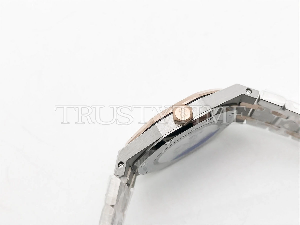 Копия часов Audemars Piguet Royal Oak Ladies 33mm 67651SR.ZZ.1261SR.01 Арт.AP-0732
