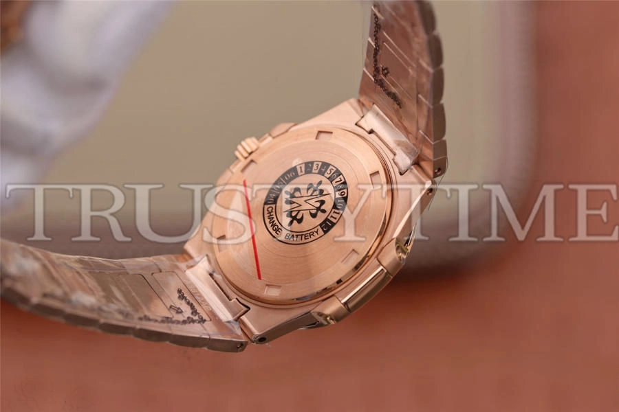 Копия часов Patek Philippe Nautilus Ladies 32mm 7011/1R-001 Арт.PP-0773