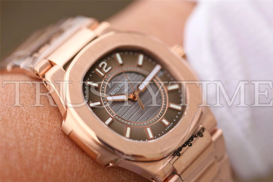 Копия часов Patek Philippe Nautilus Ladies 32mm 7011/1R-010 Арт.PP-0774