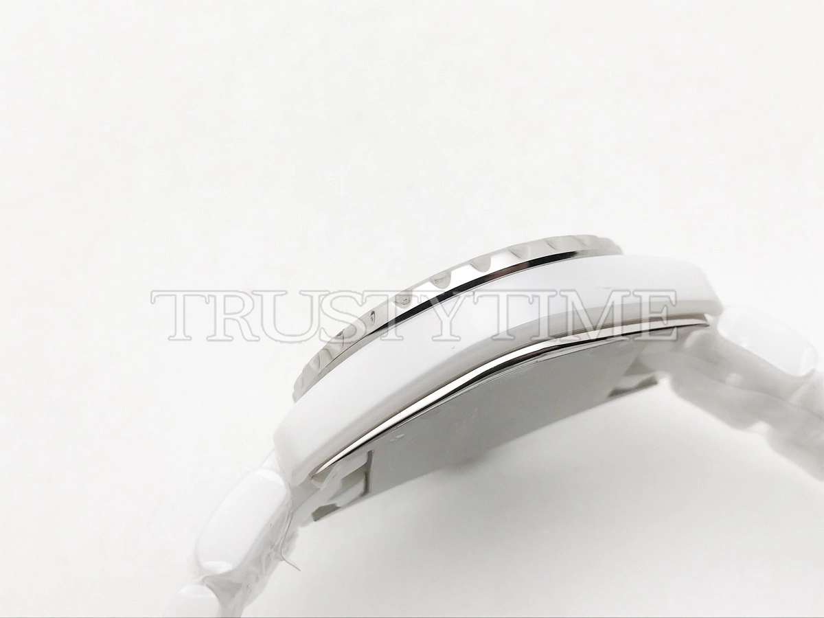 Копия часов Chanel J-12 Mother-Of-Pearl And Diamond Dial 33 H2422 Арт.CN-0293