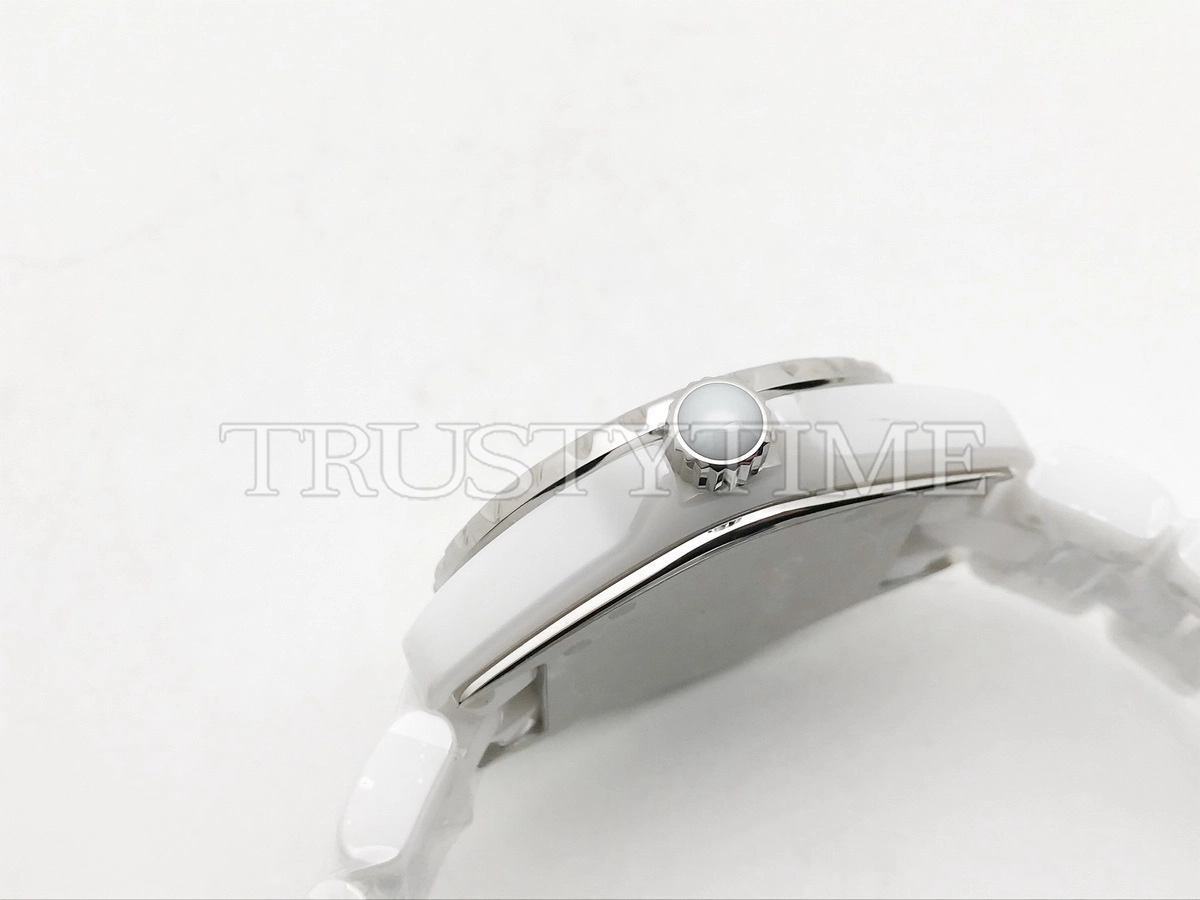Копия часов Chanel J-12 Mother-Of-Pearl And Diamond Dial 33 H2422 Арт.CN-0293