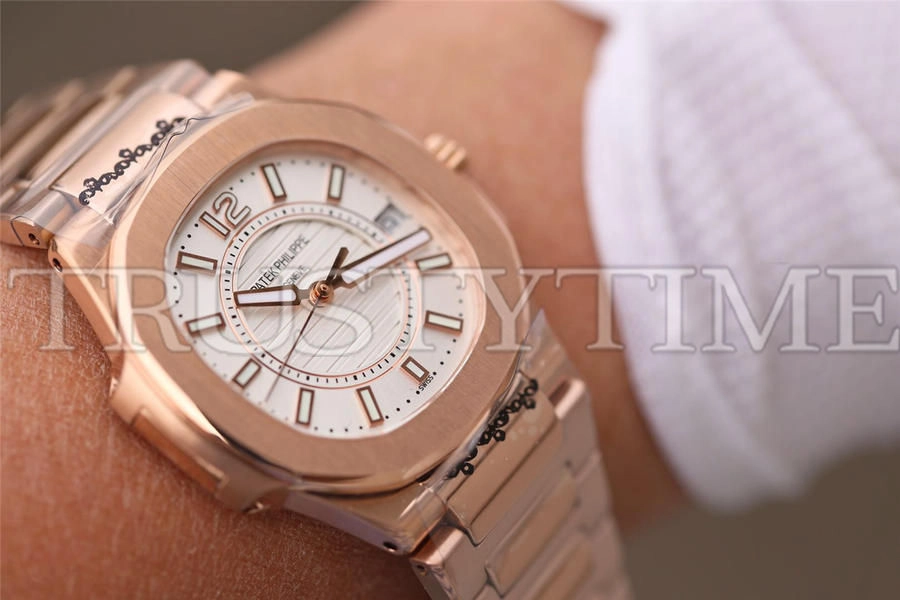Копия часов Patek Philippe Nautilus Ladies 32mm 7011/1R-001 Арт.PP-0773