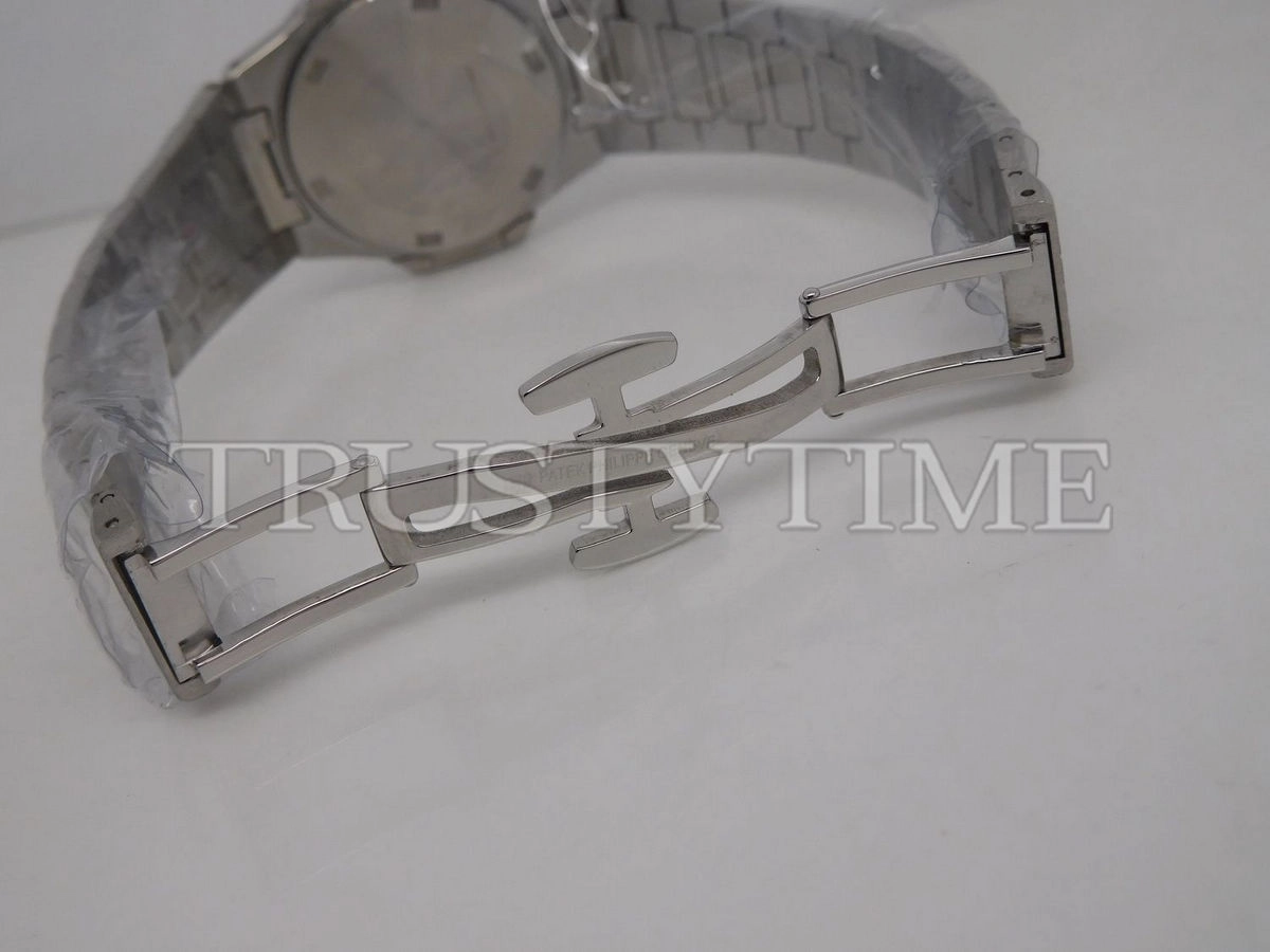 Копия часов Patek Philippe Nautilus Ladies 32mm 7010/1G-001 Арт.PP-0505