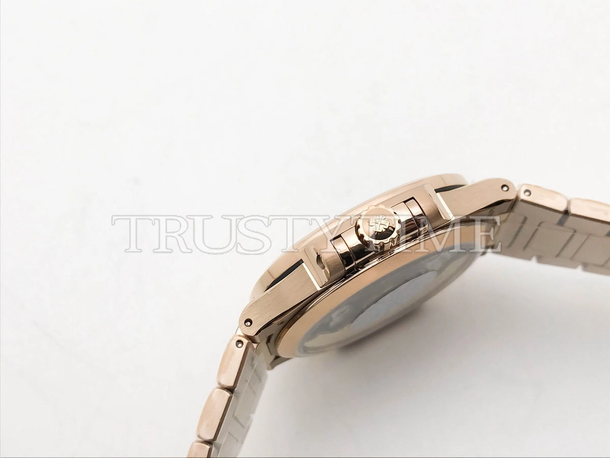 Копия часов Patek Philippe Nautilus Ladies 35mm 7118/1R-001 Арт.PP-0778